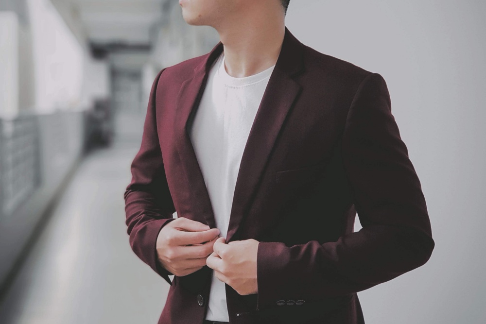 スーツを着こなす男性
